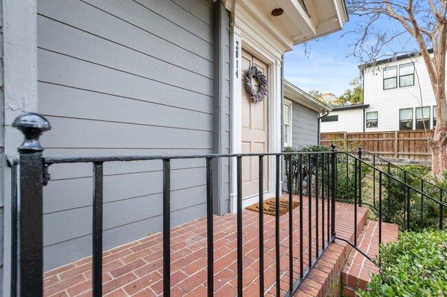 Building Photo - 2014 Golf Terrace Dr