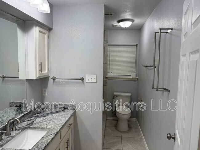 Building Photo - 3601 Oakwood Dr