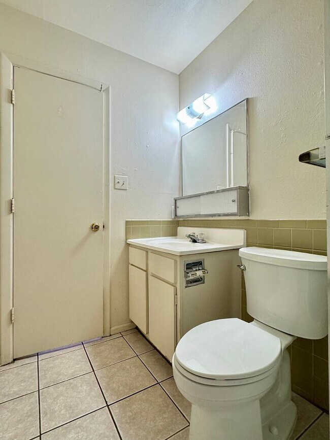 Building Photo - 206 Princeton Dr SE