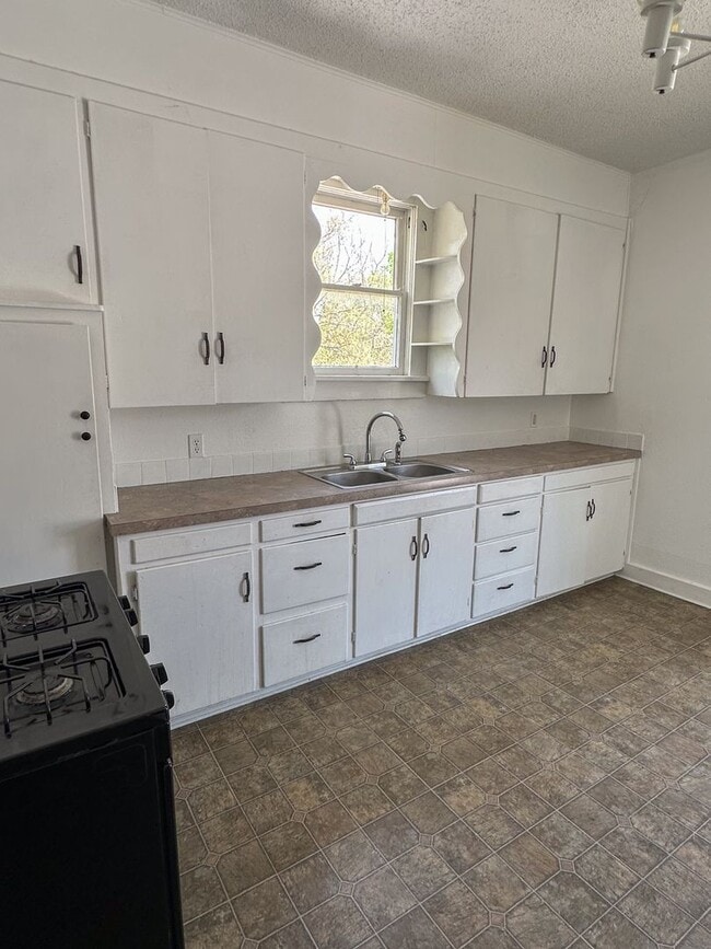Building Photo - Charming 2-Bed, 1-Bath Duplex Near MSU and Downtown