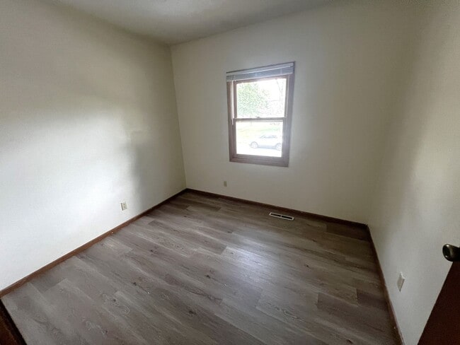Building Photo - 3 Bedroom 1 Bath Home in Beautiful Iowa City!