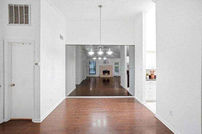 Building Photo - 2425 Augusta Dr
