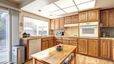 Building Photo - Union City 4 Bed | Master Suite | Perfect ...