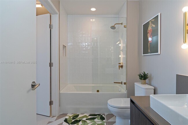 Building Photo - 601 NE 1st Ave