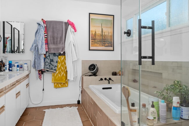 Building Photo - 20 Quarterdeck St