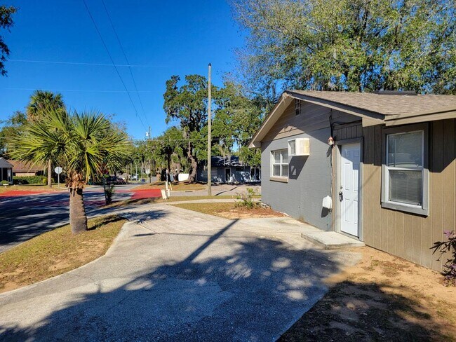 Building Photo - 1000 E Magnolia Ave