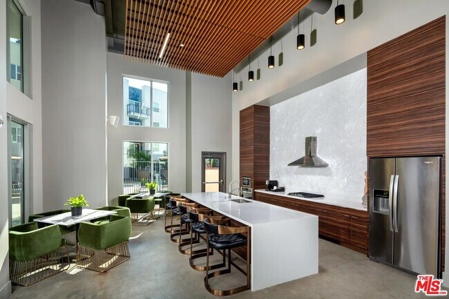 Building Photo - 10568 Gateway Prom