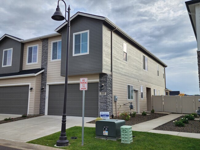 Building Photo - 350 N Lagrasse Ln