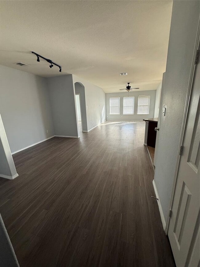 Building Photo - 214 Foxglove Dr