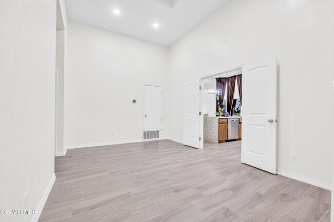 Building Photo - 13257 Coldham St