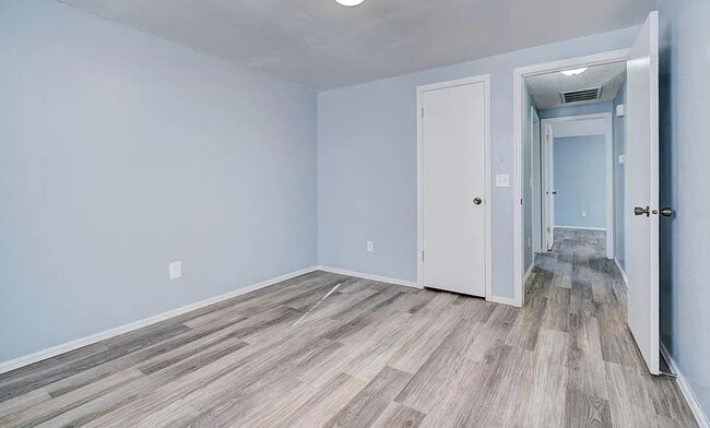 Building Photo - 3 bed two bath in Yukon, clean , updated a...