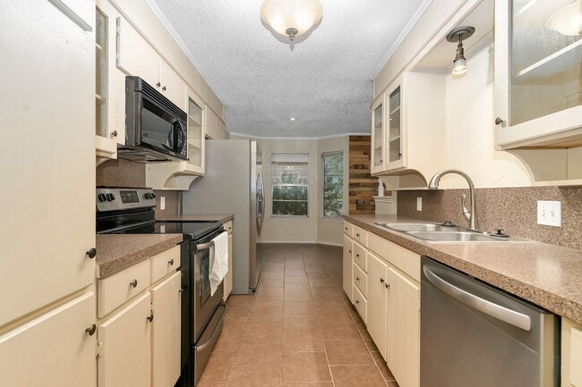 Building Photo - 1602 Spring Branch Dr