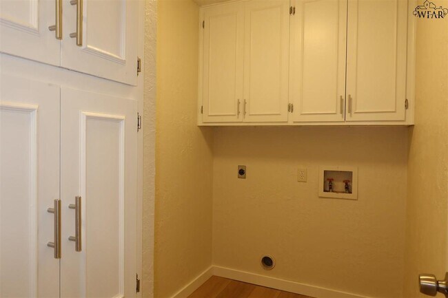 Building Photo - 5030 Edgecliff Dr