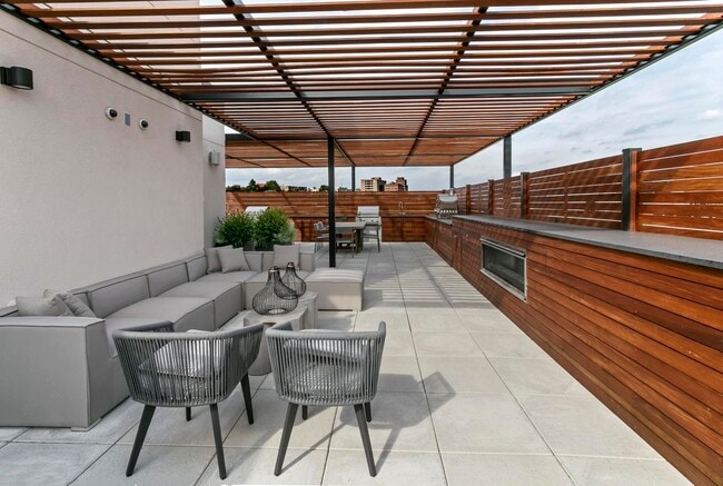 Building Photo - 372 9th St