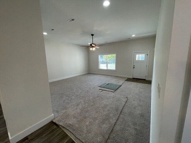 Building Photo - Maryville 37804 - 4 bedroom, 2 bath home - Call Ed Johnson 865-924-5045