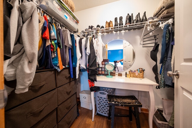 Building Photo - 706 Village Pkwy