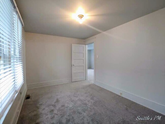 Building Photo - 843 NE 56th St
