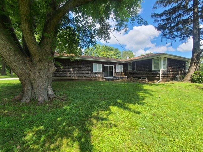 Building Photo - 3 Bedroom House in Normal