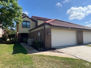 Building Photo - Beautiful 3 bed 2.5 bath townhome