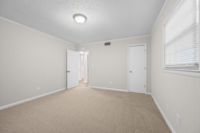 Building Photo - 1018 Moseley Dr