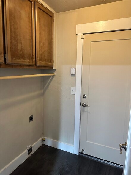 Laundry hookups - 4864 Chablis Ct