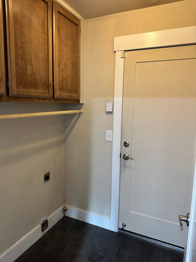 Laundry hookups - 4864 Chablis Ct