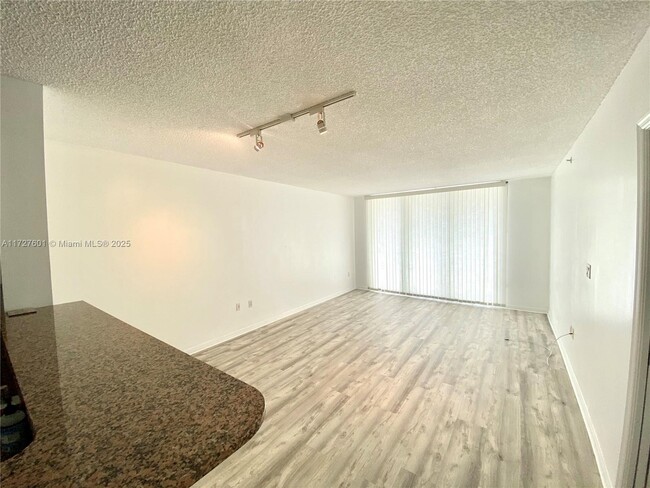 Building Photo - 1155 Brickell Bay Dr