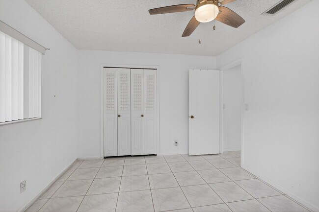 Building Photo - 4944 Equestrian Cir