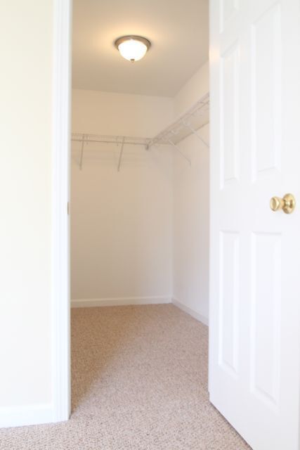 Building Photo - 204 River View Ln