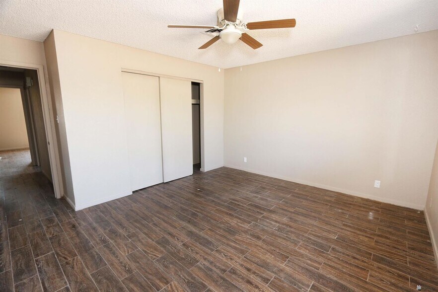 Building Photo - 1276 S Pagent Ave