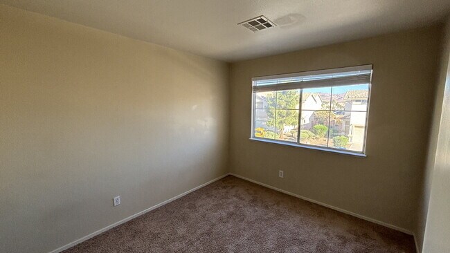 Building Photo - Move in Ready 3 bedroom 2.5 Bath Townhome