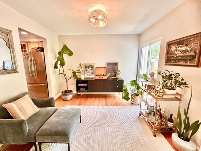 Building Photo - Welcome to this Lovely Home in Reston, VA!