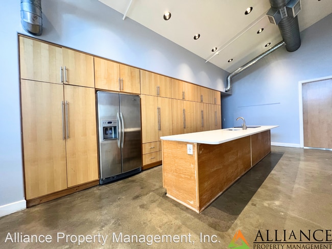 Building Photo - 2 br, 2 bath House - 820 N. Manhattan Ave....