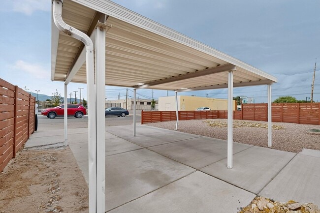 Building Photo - 615 Quincy St NE