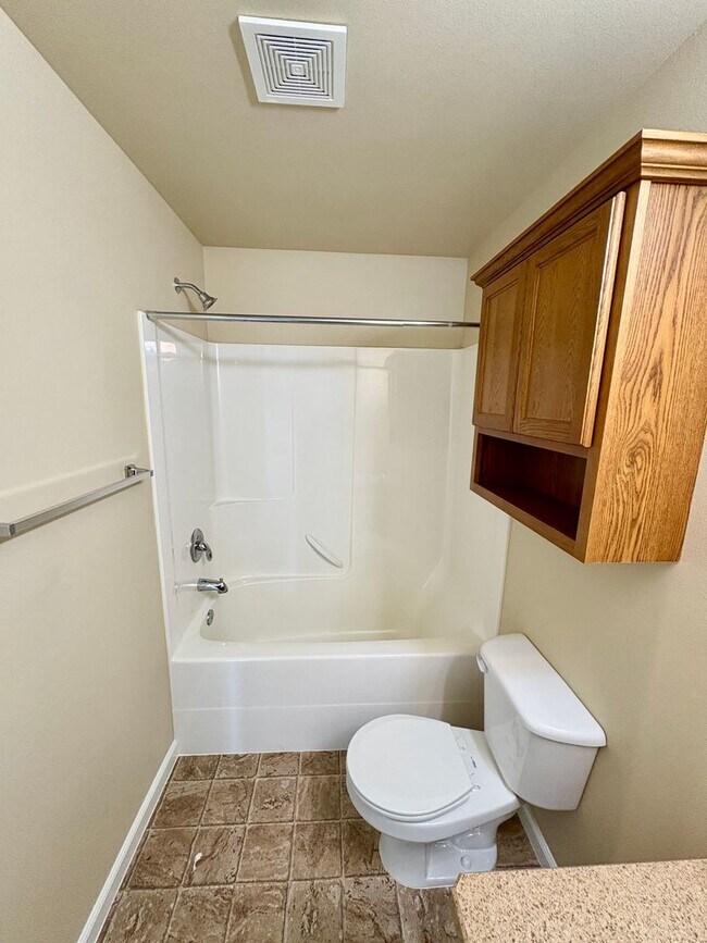 Building Photo - Beautiful 3 bedroom 2 bathroom home locate...