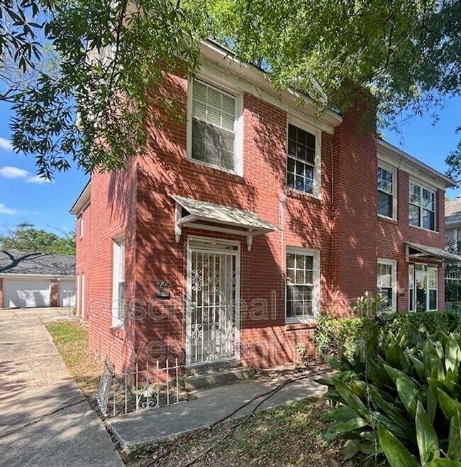 Building Photo - 440 Forest Ave