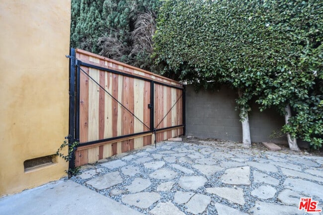 Building Photo - 1847 E Del Mar Blvd