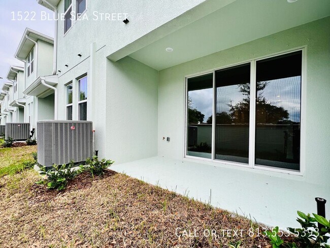Building Photo - 1522 Blue Sea St