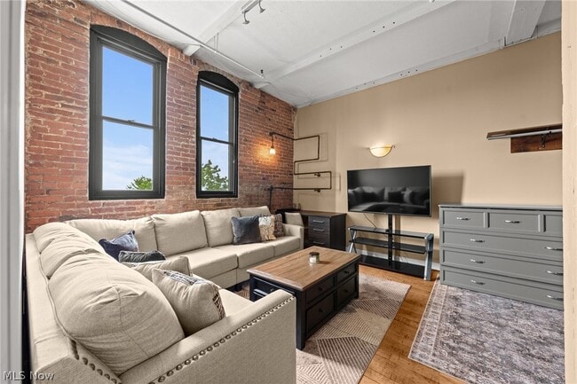 Building Photo - 1133 W 9th St