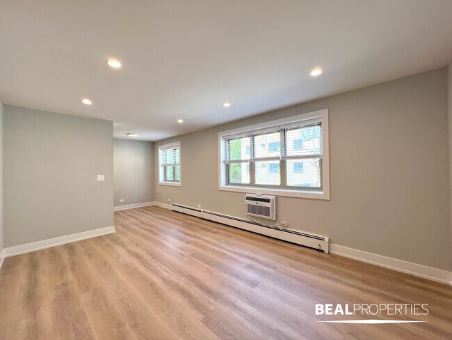 Building Photo - 452 W Oakdale Ave