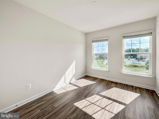 Building Photo - 439 Foxglove Way