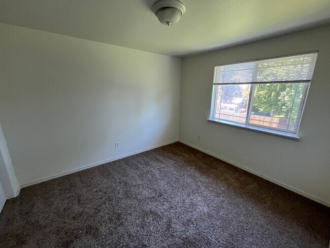 Building Photo - Conveniently Located 2 Bed/1.5 Bath Townho...