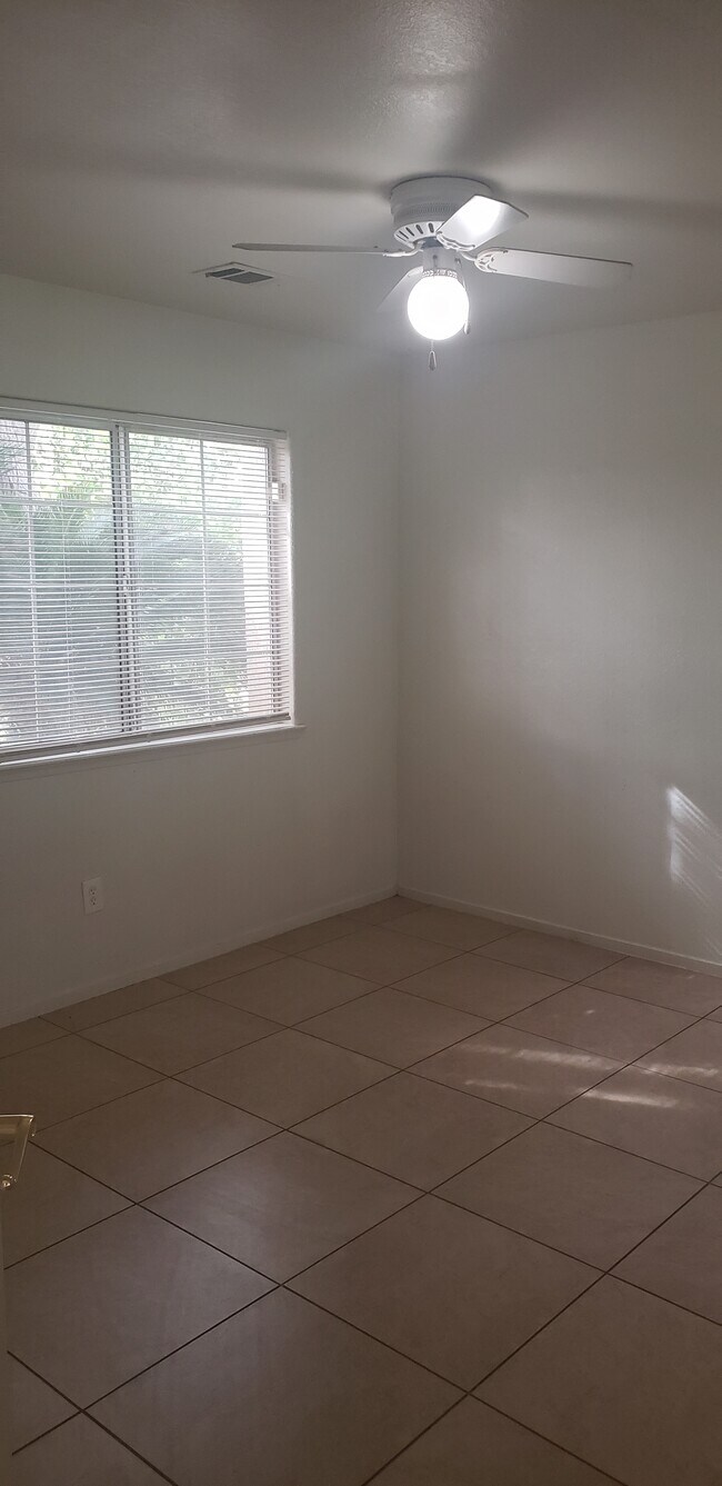 Building Photo - 10612 Sunset Canyon Dr