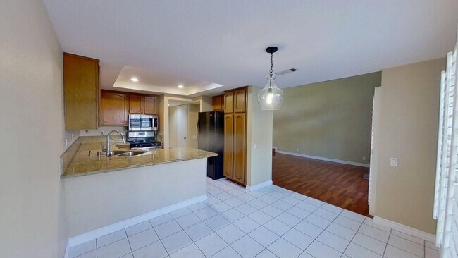 Building Photo - Spacious 2 Bed 2.5 Bath Townhouse in Irvine!