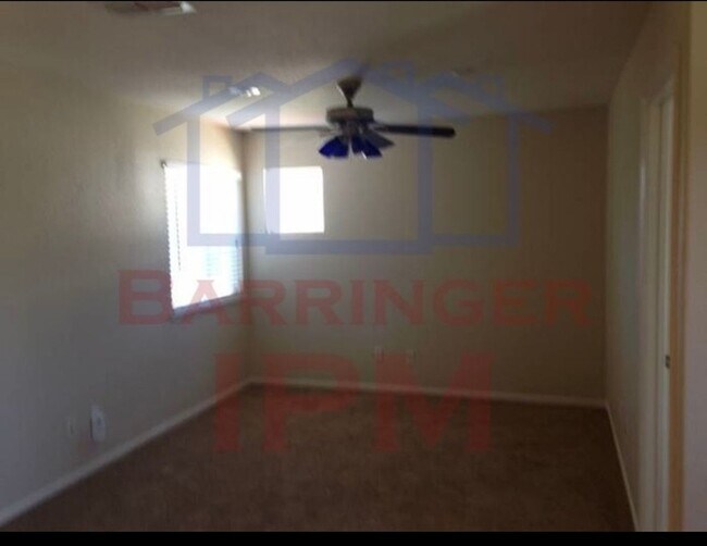 Building Photo - Close to freeway and shopping