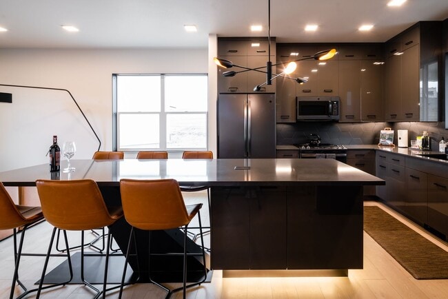 Building Photo - Modern Fully Furnished Condo for Rent- Minutes from the Hospital and Downtown Bozeman