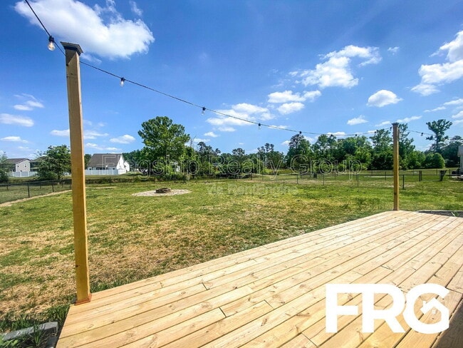 Building Photo - 200 Willow Pond Dr
