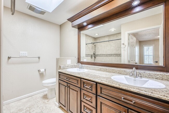 Building Photo - Beautiful House with 4 bed - 2 baths - office & covered big Jacuzzi