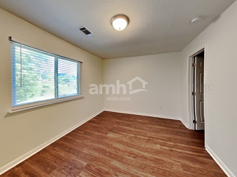 Building Photo - 31442 Camden Village Dr