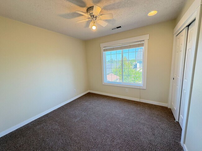 Building Photo - 4 Bedroom 2.5 Bathroom Home in NW Salem!